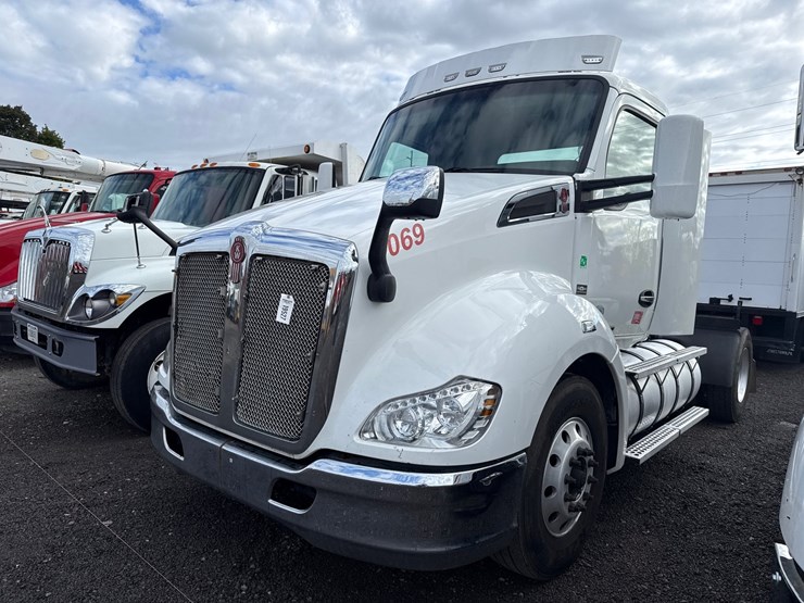2017-kenworth-t680-image-1