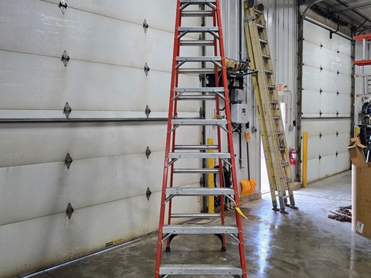 #9745-•-louisville-12'-step-ladder-image-5