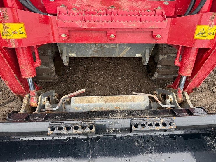 2023-takeuchi-tl8-image-10