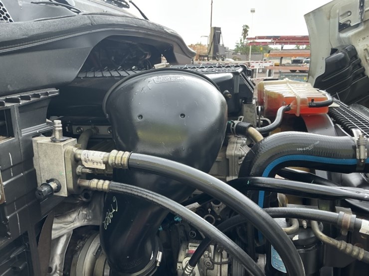 2016-freightliner-cascadia-113-image-16