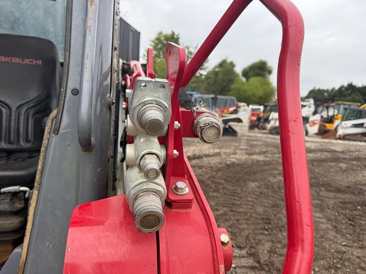 2023-takeuchi-tl8-image-11