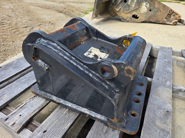 #9687-•-bobcat-mini-excavator-breaker-adapter-plate-image-3
