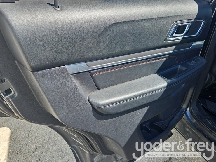 2019-ford-explorer-image-24