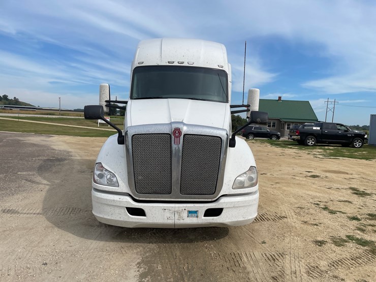2017-kenworth-t680-image-2