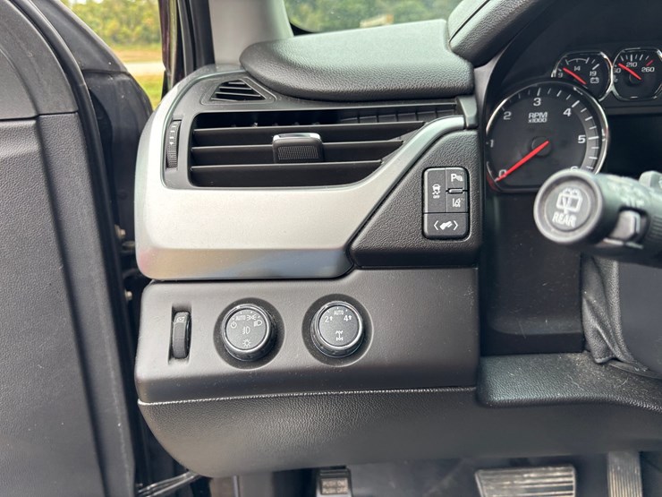 2015-chevrolet-tahoe-ltz-image-32