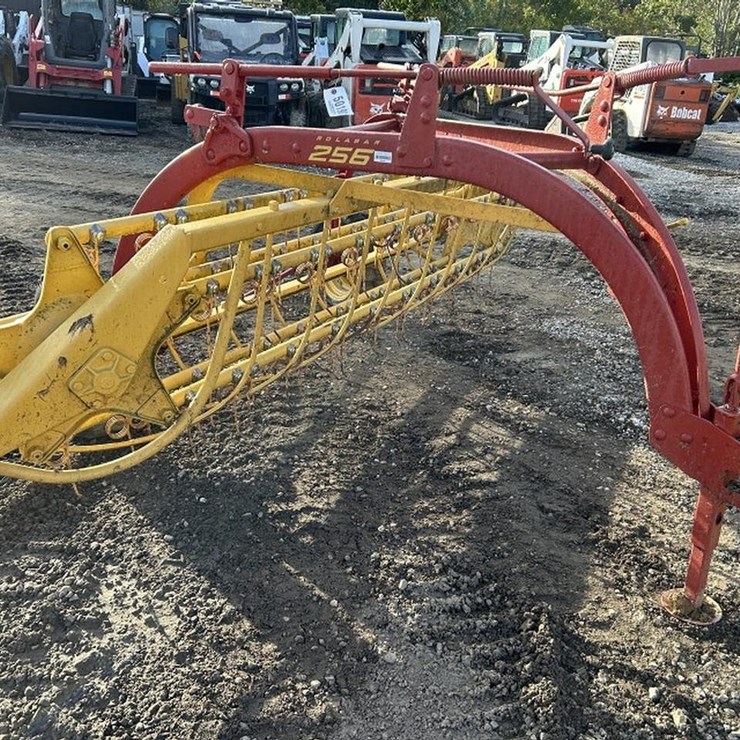 NEW HOLLAND 256