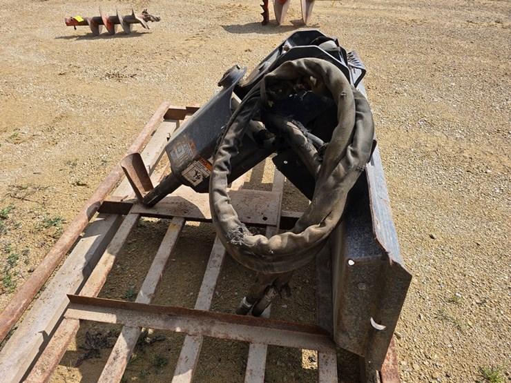 #9613-•-2009-bobcat-300-direct-drive-post-hole-digger-image-2