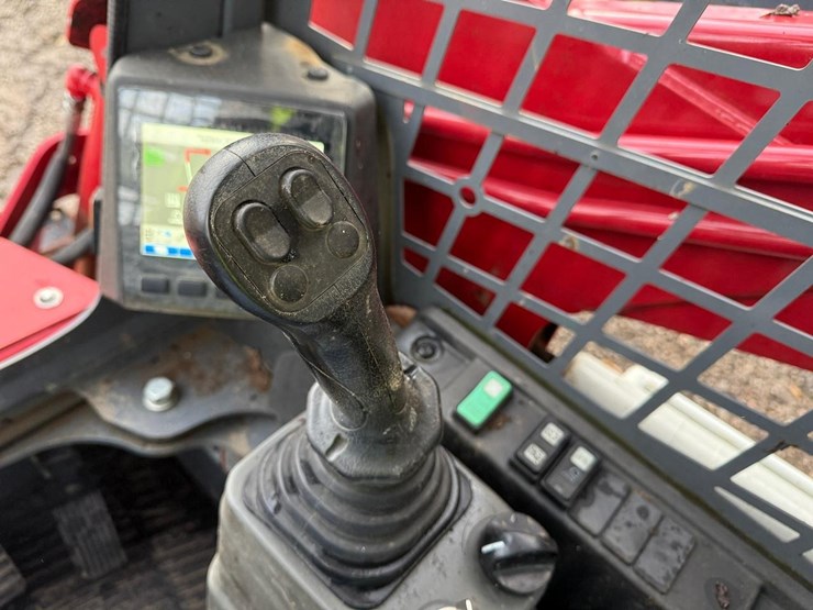 2023-takeuchi-tl8-image-21