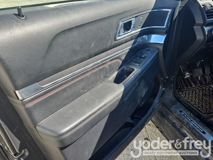 2019-ford-explorer-image-15
