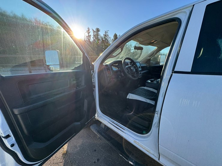 2020-dodge-3500-image-32