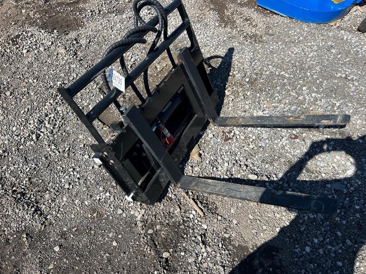giyi-30”-mini-skid-steer-side-shift-forks-image-1