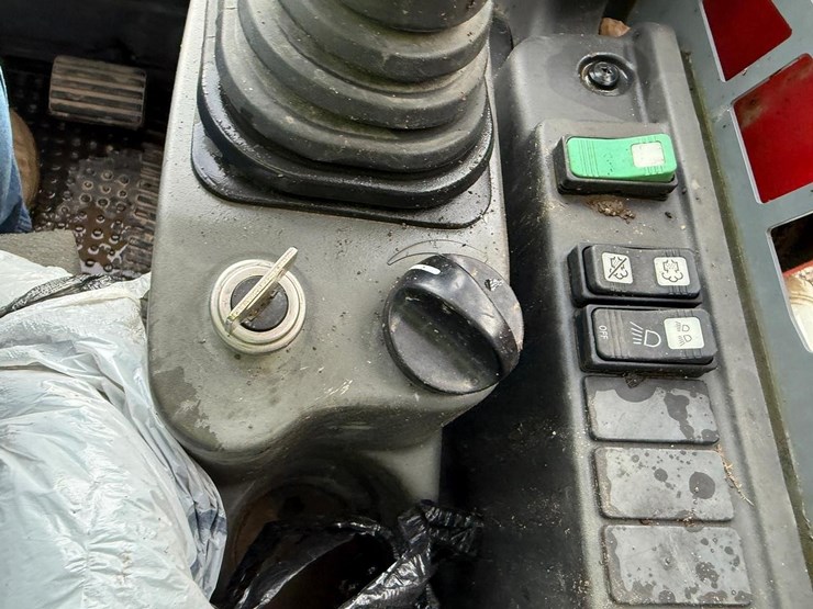 2023-takeuchi-tl8-image-23
