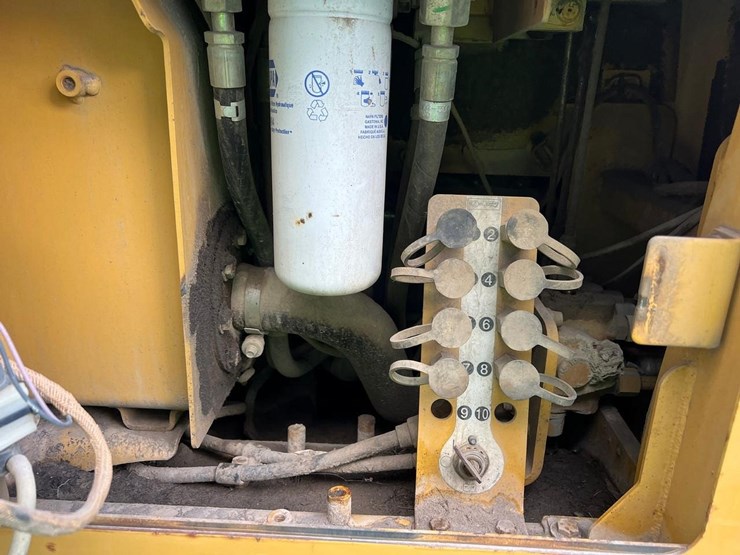 2004-caterpillar-d3g-xl-image-16
