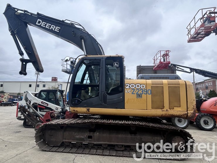 2011-deere-200d-image-1