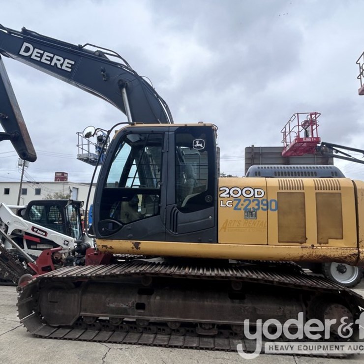 2011 DEERE 200D