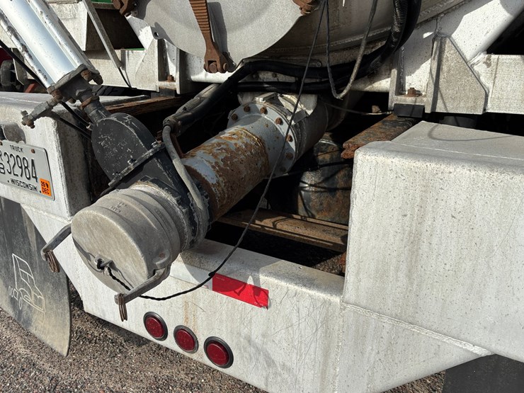 #1203-•-2004-mack-cv713-vacuum-pump-truck-(has-wi-title)-image-46