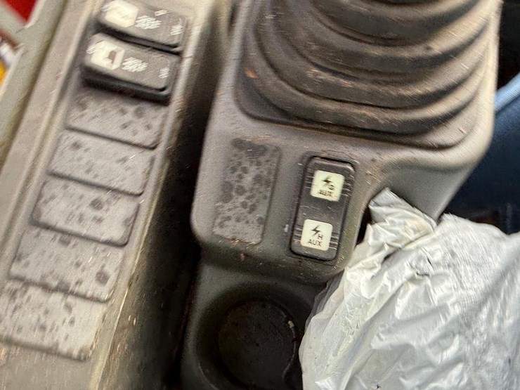 2023-takeuchi-tl8-image-25