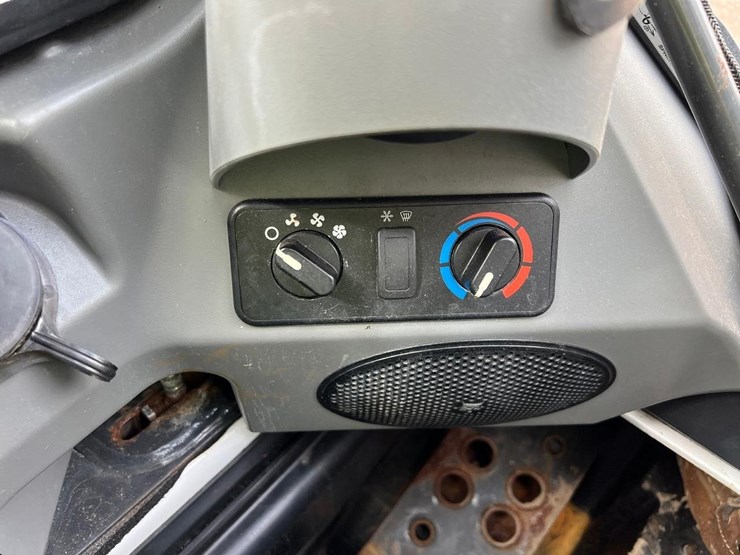 2018-bobcat-s570-image-23