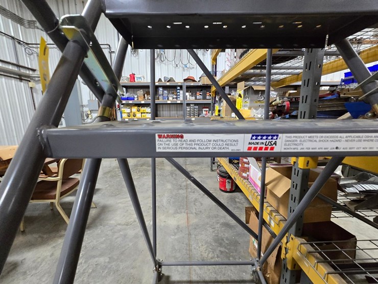 #9678-•-8-step-rolling-platform-ladder-image-6