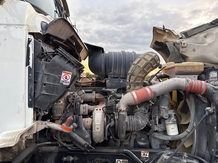 2013-kenworth-t660-image-19