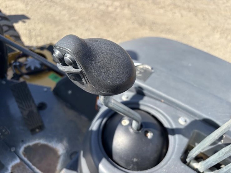 2021-deere-210l-image-39