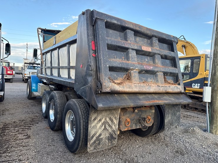 2001-peterbilt-379-image-10