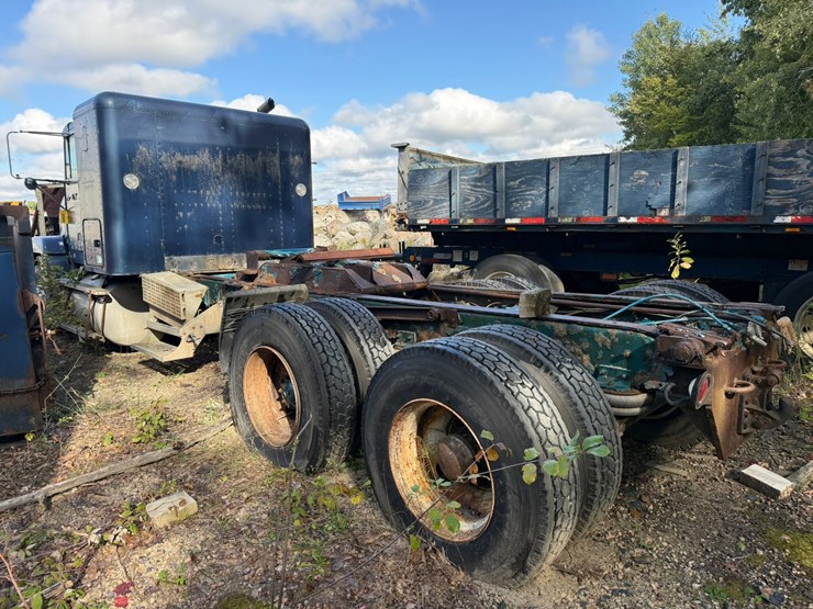 #3509-•-freightliner-sleeper-cab-truck-tractor-image-2