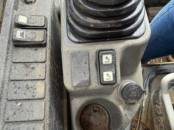 2021-takeuchi-tl8-image-27
