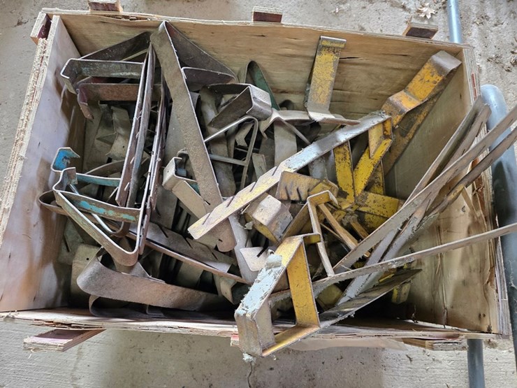 #9759-•-bin-of-roofer-toe-hold-bracket-image-3
