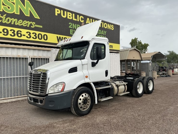 2016-freightliner-cascadia-113-image-2