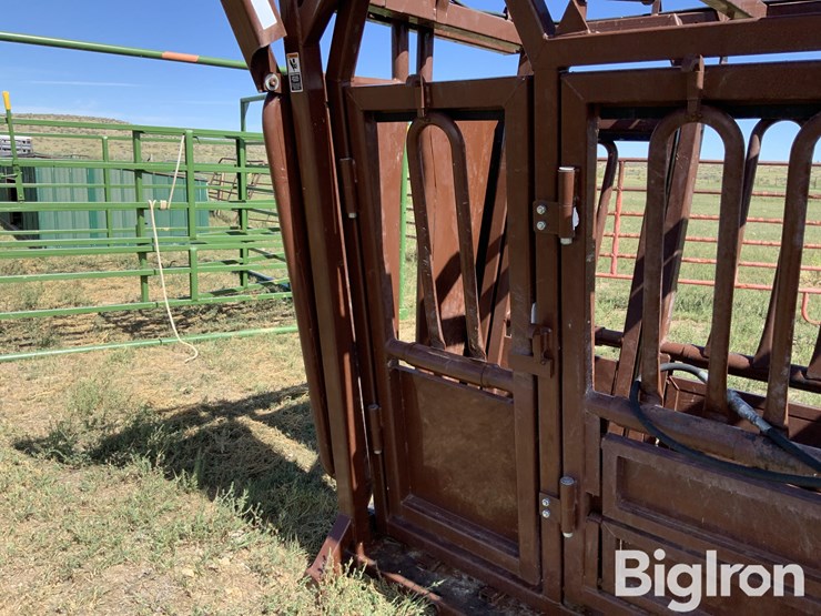 hi-qual-hydraulic-squeeze-chute-image-15