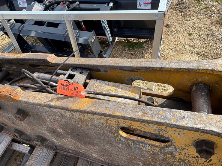 #1337-•-tb830-hydraulic-breaker-image-8