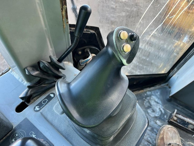 2004-caterpillar-d3g-xl-image-22