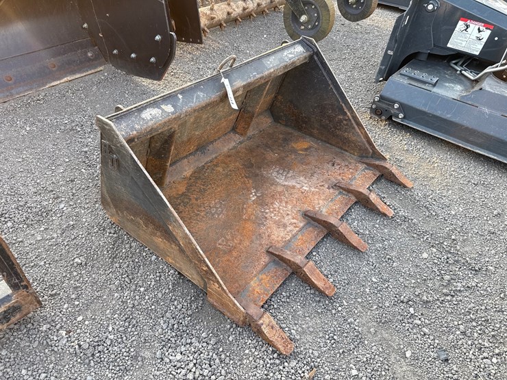 #2011-•-blue-diamond-44"-mini-skid-steer-tooth-bucket-image-2