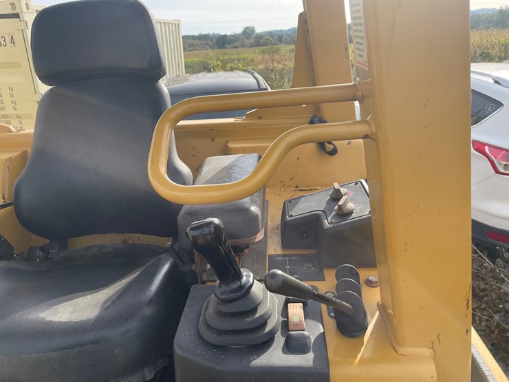 2005-caterpillar-d3g-xl-image-30