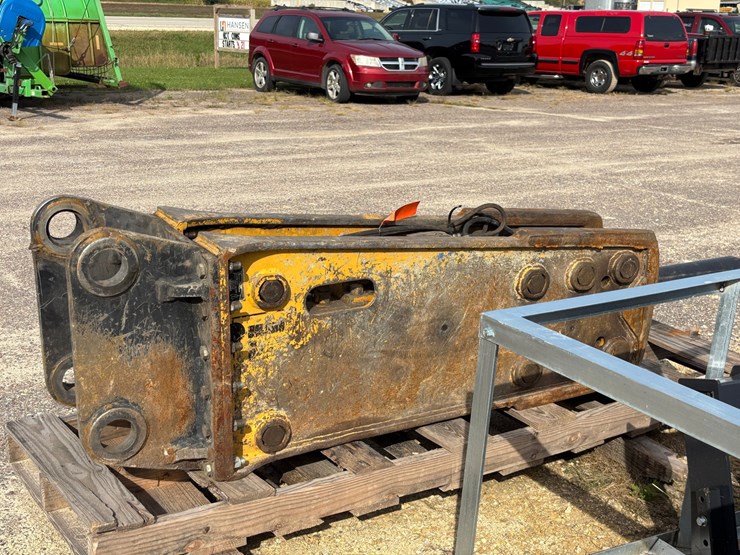 #1337-•-tb830-hydraulic-breaker-image-5
