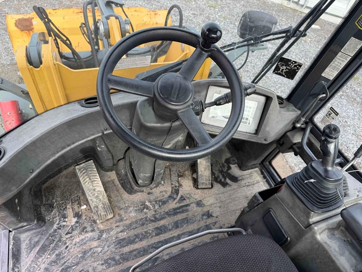 2013-deere-244j-image-24