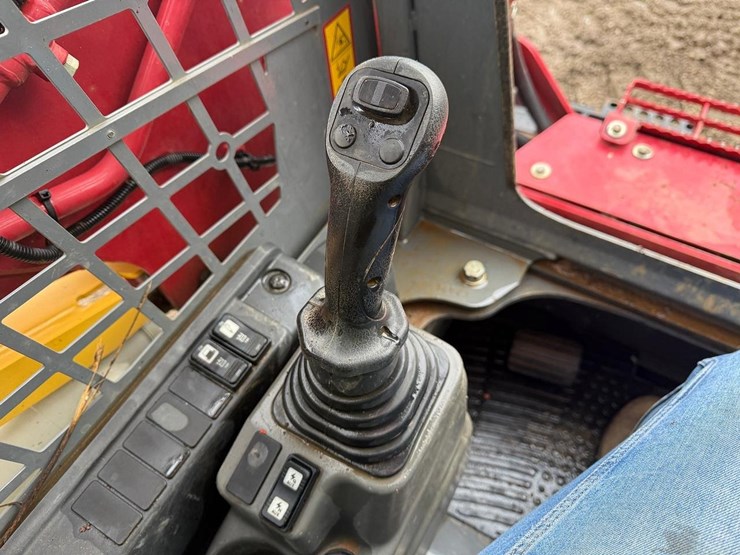 2023-takeuchi-tl8-image-26