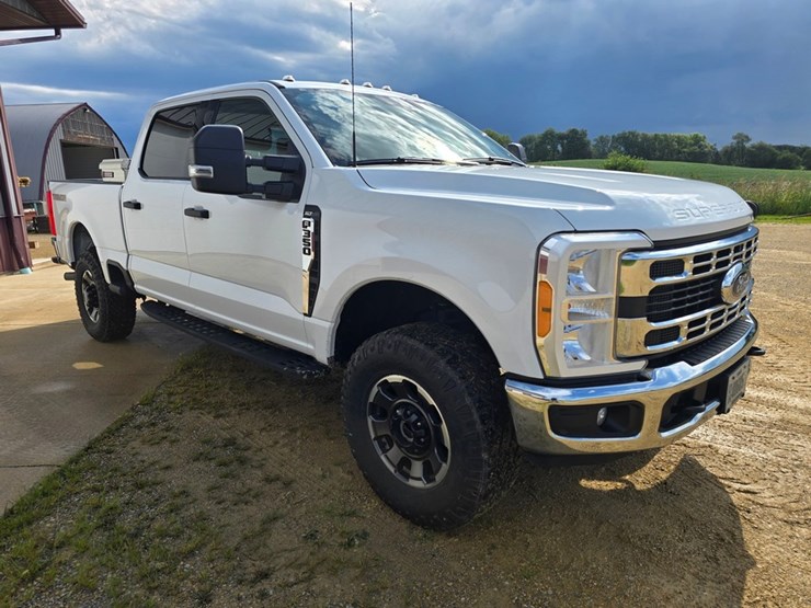 2023-ford-f350-xlt-image-9