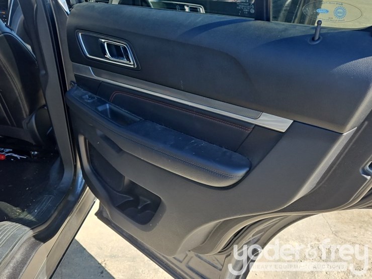 2019-ford-explorer-image-35