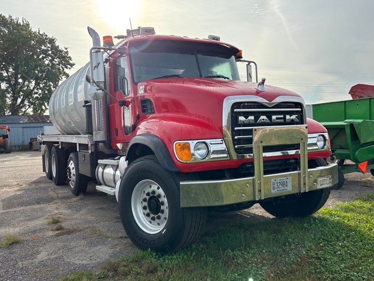 #1203-•-2004-mack-cv713-vacuum-pump-truck-(has-wi-title)-image-3