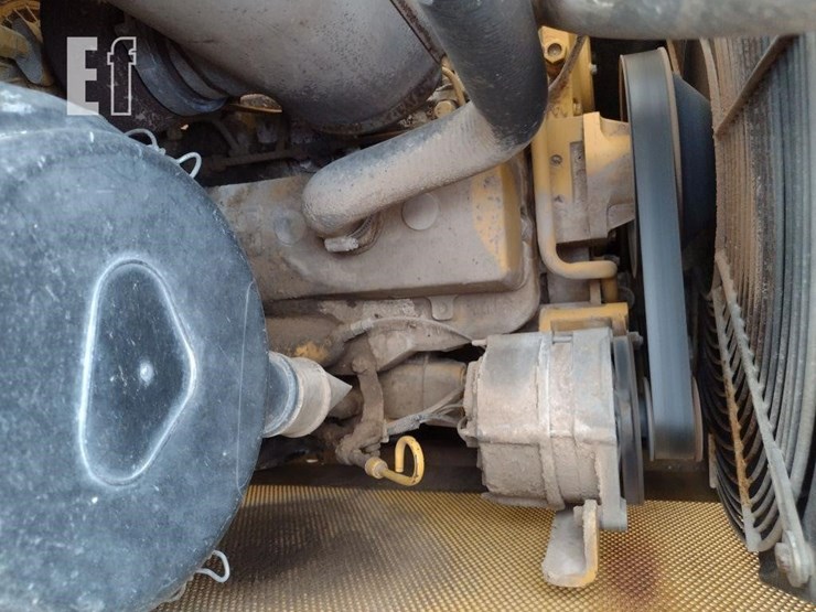 2000-deere-650h-lt-image-48