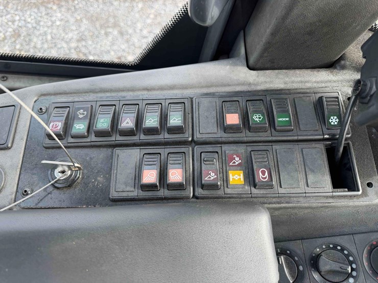 2013-deere-244j-image-26