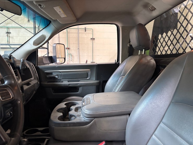 2015-dodge-ram-3500-image-26
