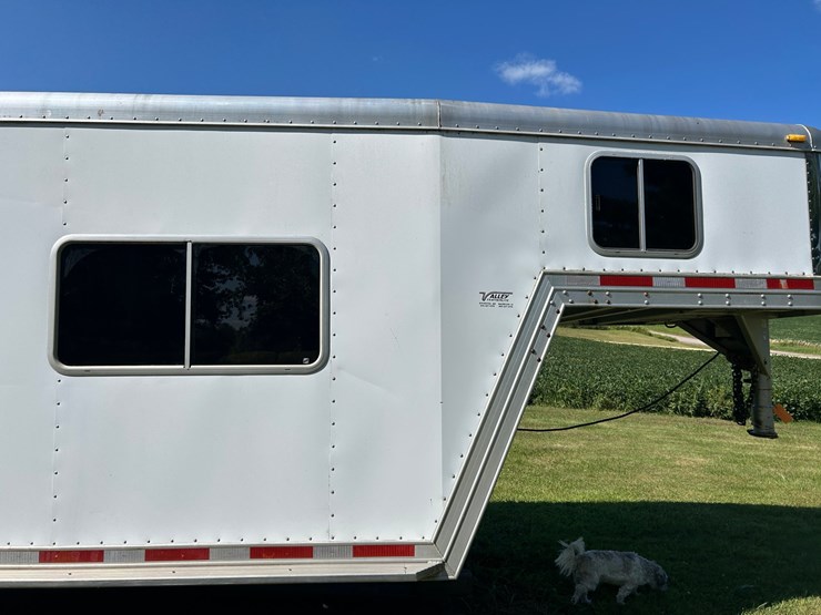 #1150-•-2005-featherlite-horse-trailer-(wi-title-in-delay)-(mondovi,-wi)-image-17