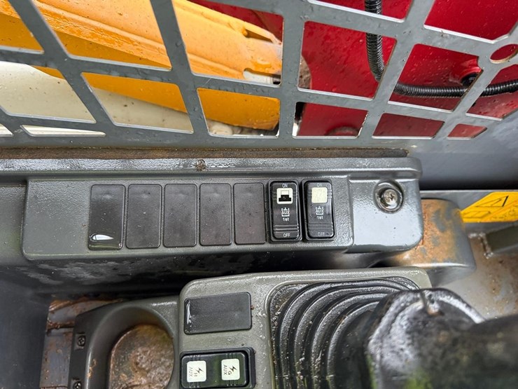 2023-takeuchi-tl8-image-28