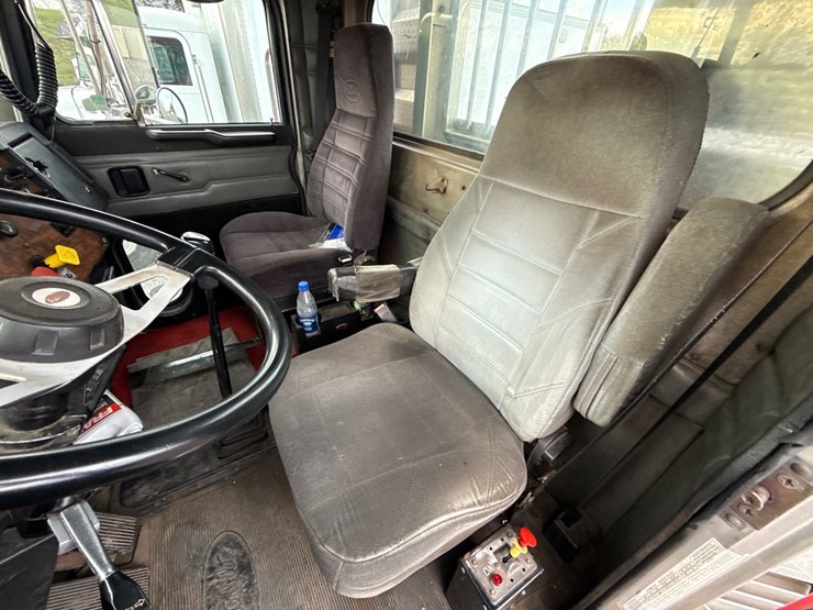 1997-peterbilt-357-image-13