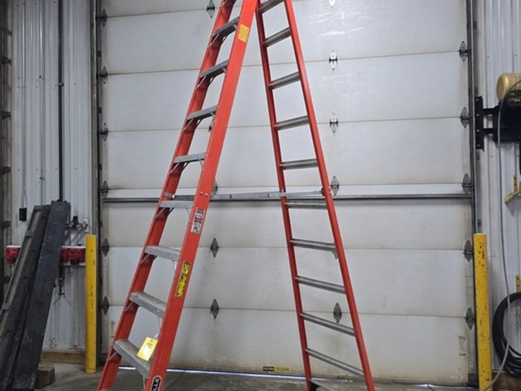 #9745-•-louisville-12'-step-ladder-image-2
