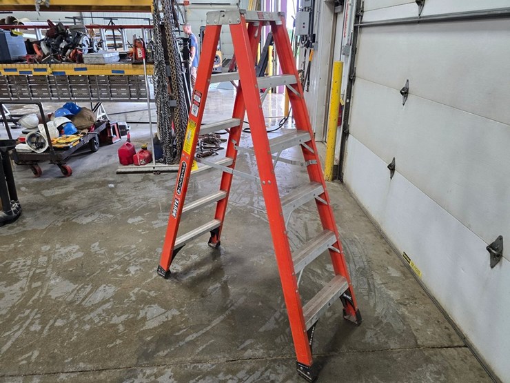 #9751-•-louisville-6'-double-sided-step-ladder-image-3