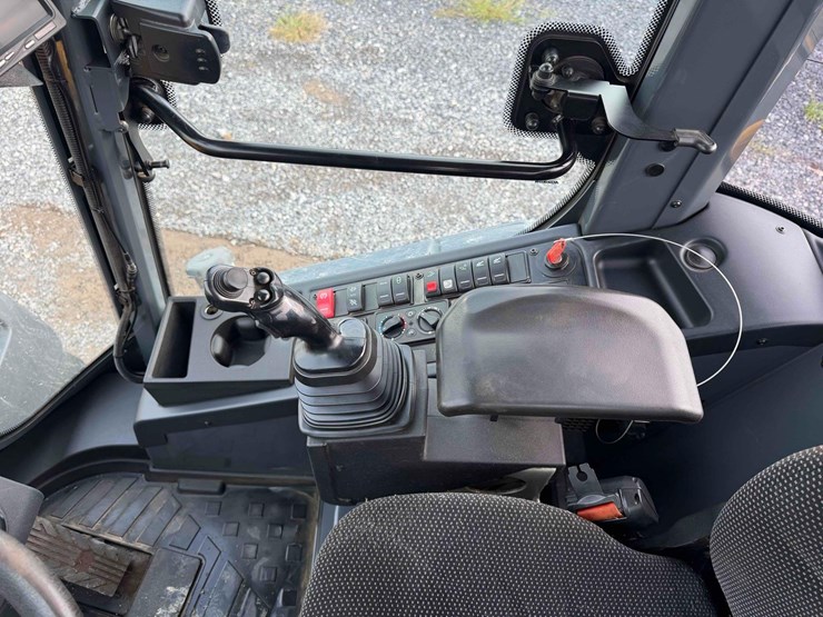 2021-deere-344l-image-24